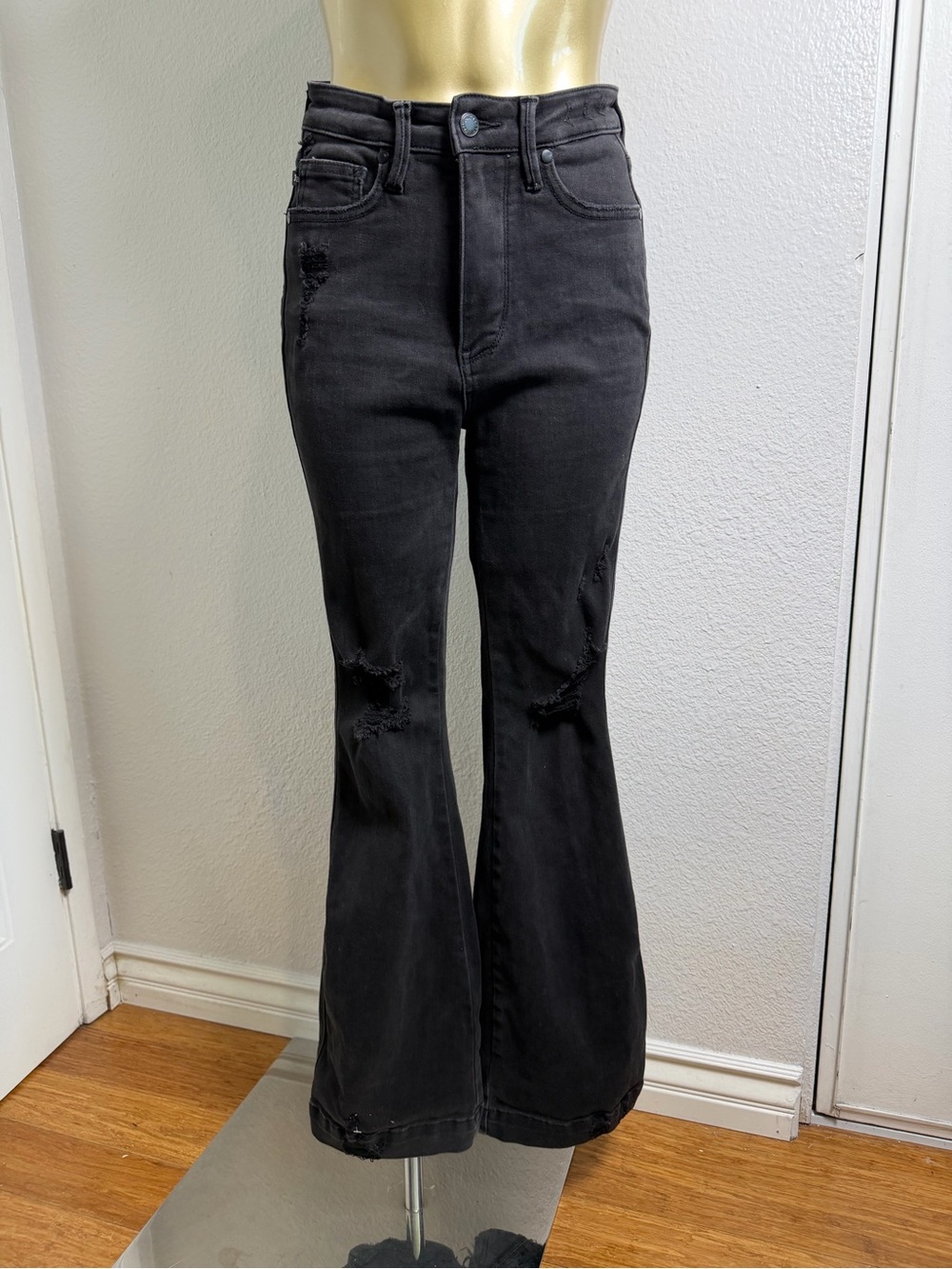 Judy Blue Black High-Rise Flare Jeans with Distressed Knees 3/26